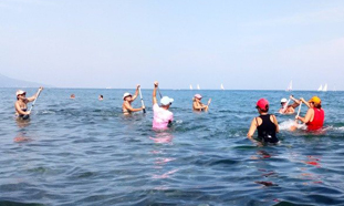 Ambiance du club de marche aquatique Corse encadrement des enfants.